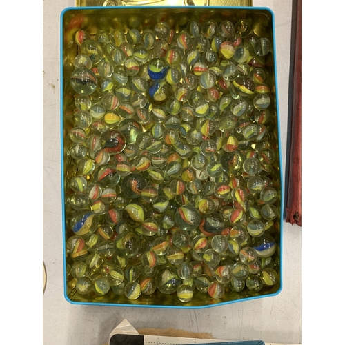 211 - A TIN FULL OF VINTAGE MARBLES