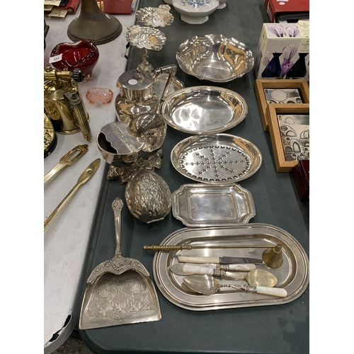 229 - AN ASSORTMENT OF PLATED WARE TO INCLUDE JUGS, PLATES, NUTS, CANDLE SNUFFER, BOWLS ETC