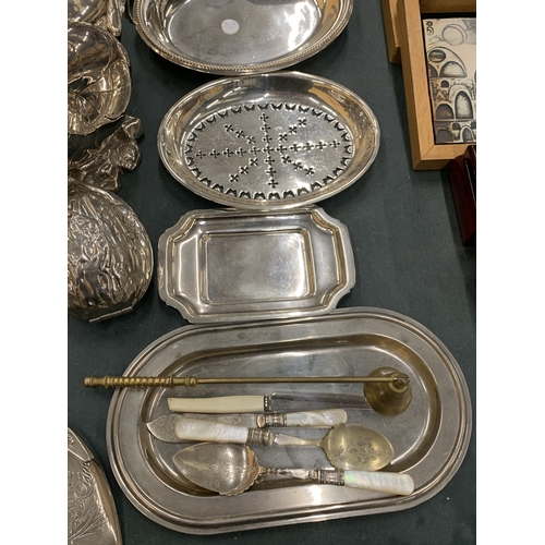 229 - AN ASSORTMENT OF PLATED WARE TO INCLUDE JUGS, PLATES, NUTS, CANDLE SNUFFER, BOWLS ETC