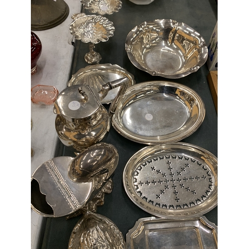 229 - AN ASSORTMENT OF PLATED WARE TO INCLUDE JUGS, PLATES, NUTS, CANDLE SNUFFER, BOWLS ETC