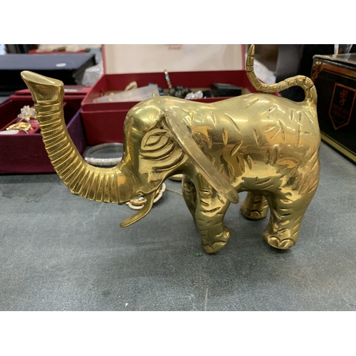 247 - A HEAVY BRASS ELEPHANT ORNAMENT, HEIGHT 4,5