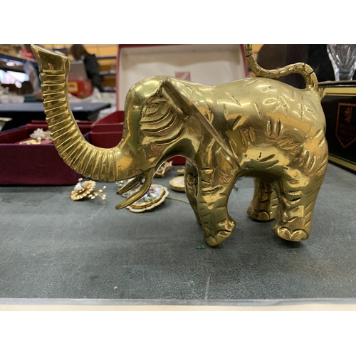 247 - A HEAVY BRASS ELEPHANT ORNAMENT, HEIGHT 4,5