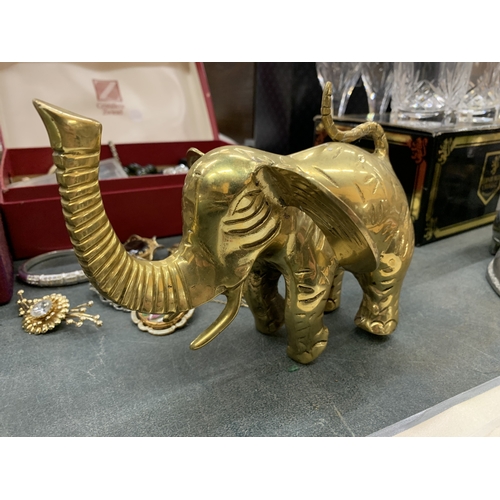 247 - A HEAVY BRASS ELEPHANT ORNAMENT, HEIGHT 4,5