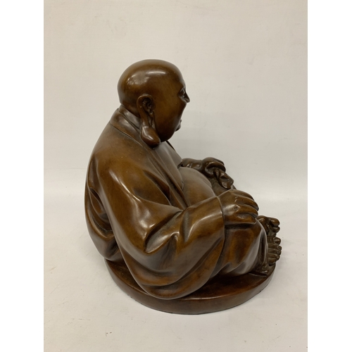 347 - A VINTAGE CARVED WOODEN FIGURE OF A LAUGHING BUDDHA - APPROX. 32 CM (H)