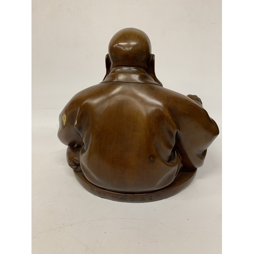 347 - A VINTAGE CARVED WOODEN FIGURE OF A LAUGHING BUDDHA - APPROX. 32 CM (H)
