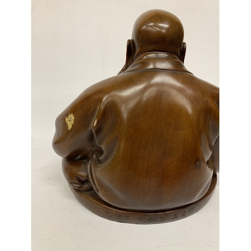347 - A VINTAGE CARVED WOODEN FIGURE OF A LAUGHING BUDDHA - APPROX. 32 CM (H)
