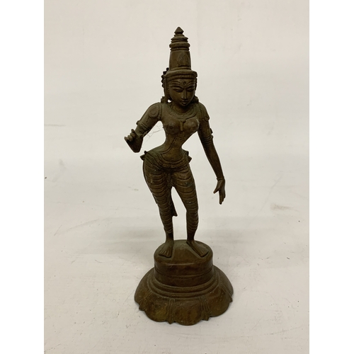 355 - A SOUTH INDIAN BRONZE STATUE OF THE HINDU GODDESS PARVATI STANDING ON A LOTUS, SQUARE PLINTH BASE - ... 