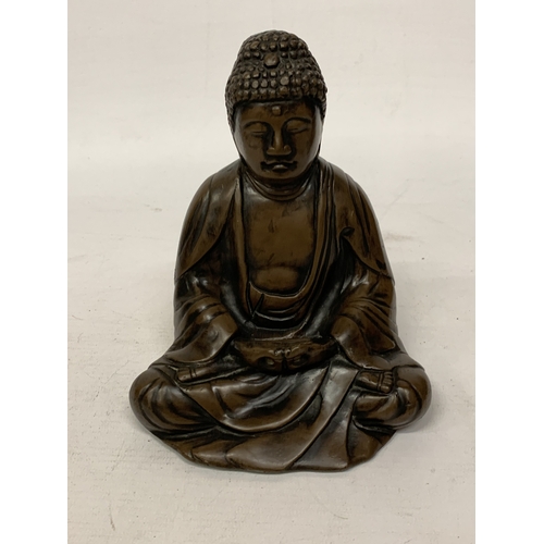 389 - A BRONZE SEATED BUDDHA IN A MEDITATIVE POSTURE WITH A BROWN PATINA FINISH - 16.5 CM