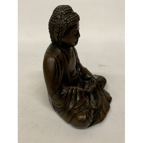 389 - A BRONZE SEATED BUDDHA IN A MEDITATIVE POSTURE WITH A BROWN PATINA FINISH - 16.5 CM