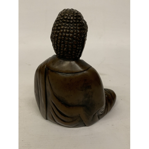 389 - A BRONZE SEATED BUDDHA IN A MEDITATIVE POSTURE WITH A BROWN PATINA FINISH - 16.5 CM