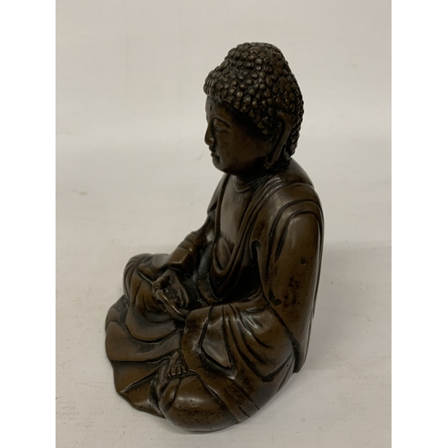 389 - A BRONZE SEATED BUDDHA IN A MEDITATIVE POSTURE WITH A BROWN PATINA FINISH - 16.5 CM