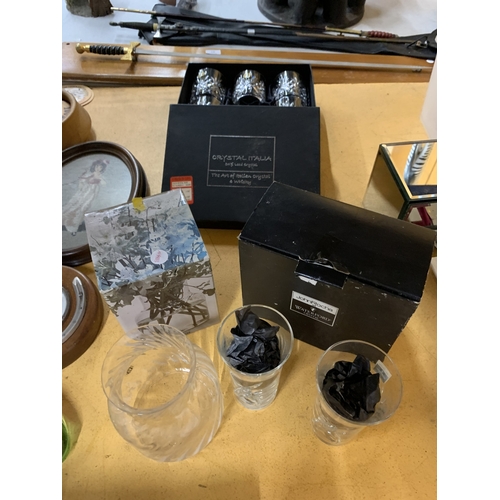 452 - A QUANTITY OF GLASSWARE TO INCLUDE CUT GLASS WHISKY TUMBLERS, WATERFORD CRYSTAL VASES AND A DARTINGT... 