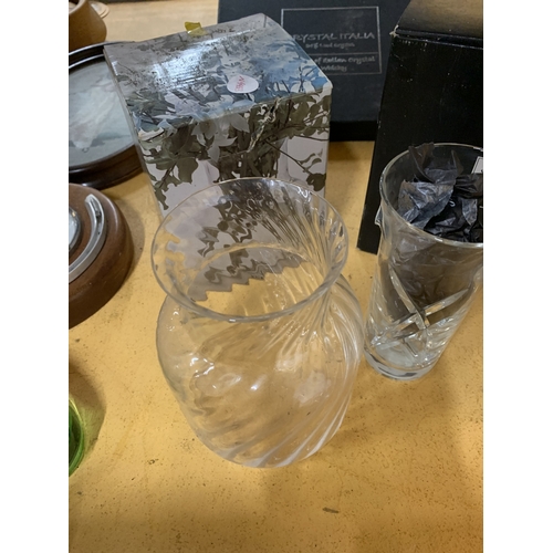 452 - A QUANTITY OF GLASSWARE TO INCLUDE CUT GLASS WHISKY TUMBLERS, WATERFORD CRYSTAL VASES AND A DARTINGT... 