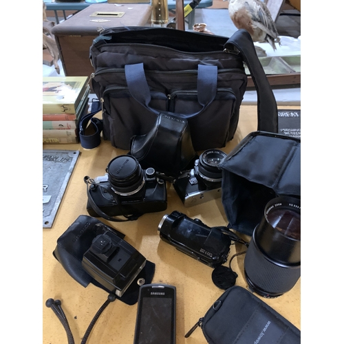 456 - A COLLECTION OF CAMERAS TO INCLUDE OLYMPUS, SONY CYBERSHOT, ETC PLUS ASAMSUNG PHONE, BAGS, ETC