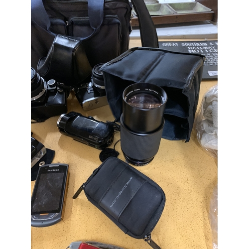 456 - A COLLECTION OF CAMERAS TO INCLUDE OLYMPUS, SONY CYBERSHOT, ETC PLUS ASAMSUNG PHONE, BAGS, ETC