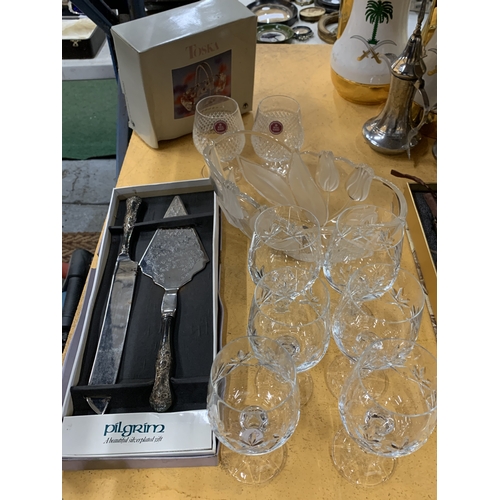 477 - A QUANTITY OF GLASSWARE TO INCLUDE WINE GLASSES, A BOXED 'TOSKA' BASKET, BOXED PILGRIM CAKE SERVING ... 