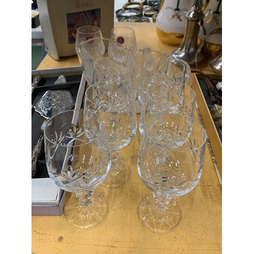 477 - A QUANTITY OF GLASSWARE TO INCLUDE WINE GLASSES, A BOXED 'TOSKA' BASKET, BOXED PILGRIM CAKE SERVING ... 