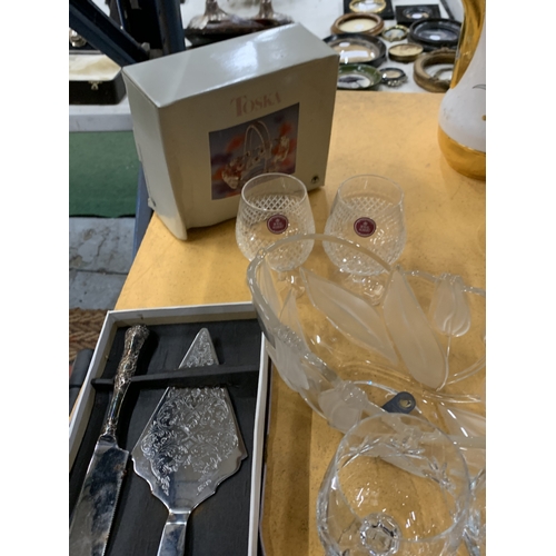 477 - A QUANTITY OF GLASSWARE TO INCLUDE WINE GLASSES, A BOXED 'TOSKA' BASKET, BOXED PILGRIM CAKE SERVING ... 