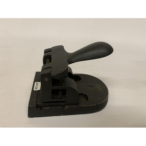 274 - A VINTAGE CAST IRON PAPER HOLE PUNCH