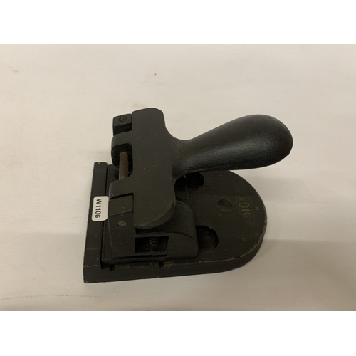274 - A VINTAGE CAST IRON PAPER HOLE PUNCH