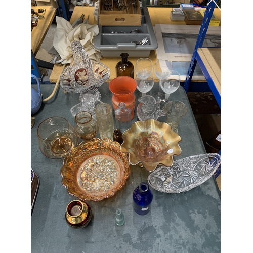 910 - AN ASSORTMENT OF MIXED GLASS TO INCLUDE CARNIVAL WARE BOWLS, A LEAD CRYSTAL BASKET WITH BIRD DESIGN,... 