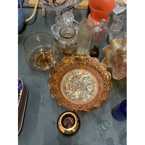 910 - AN ASSORTMENT OF MIXED GLASS TO INCLUDE CARNIVAL WARE BOWLS, A LEAD CRYSTAL BASKET WITH BIRD DESIGN,... 