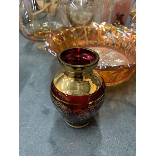 910 - AN ASSORTMENT OF MIXED GLASS TO INCLUDE CARNIVAL WARE BOWLS, A LEAD CRYSTAL BASKET WITH BIRD DESIGN,... 