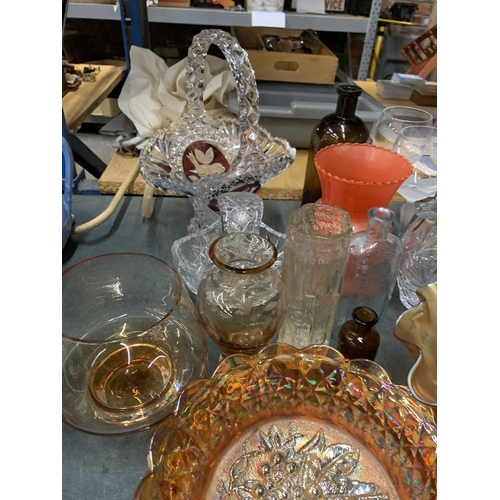 910 - AN ASSORTMENT OF MIXED GLASS TO INCLUDE CARNIVAL WARE BOWLS, A LEAD CRYSTAL BASKET WITH BIRD DESIGN,... 