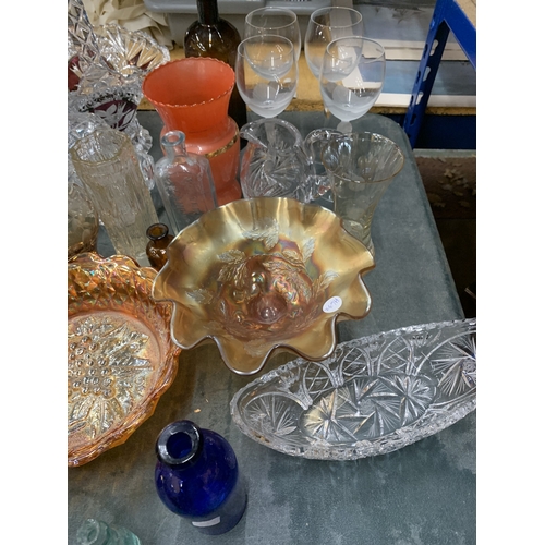 910 - AN ASSORTMENT OF MIXED GLASS TO INCLUDE CARNIVAL WARE BOWLS, A LEAD CRYSTAL BASKET WITH BIRD DESIGN,... 