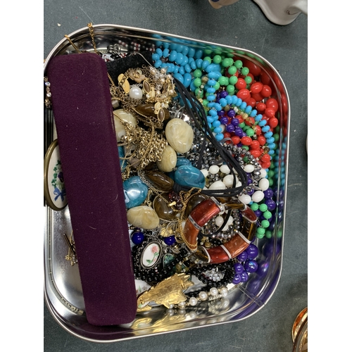 911 - A QUANTITY OF COSTUME JEWELLERY TO INCLUDE CHAINS WITH PENDANTS, BEADS, BRACELETS, BROOCHES, ETC