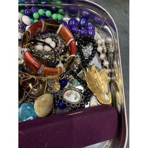 911 - A QUANTITY OF COSTUME JEWELLERY TO INCLUDE CHAINS WITH PENDANTS, BEADS, BRACELETS, BROOCHES, ETC