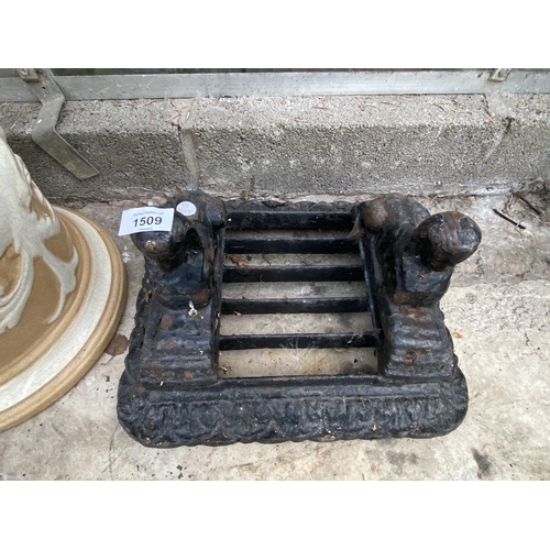 1509 - A VINTAGE CAST IRON BOOT SCRAPER