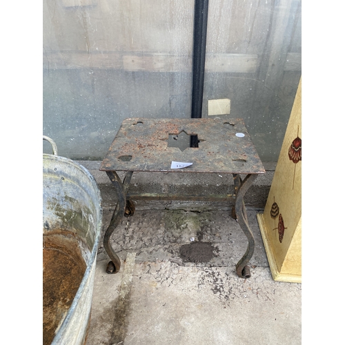 1522 - A VINTAGE METAL TRIVET STAND