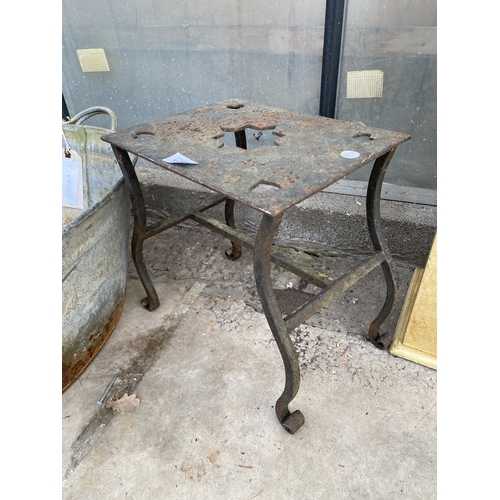 1522 - A VINTAGE METAL TRIVET STAND