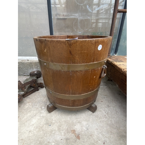 1539 - AN OAK AND BRASS BANDED LOG BUCKET