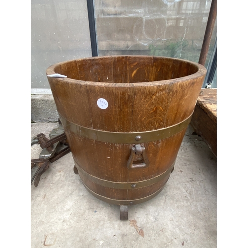 1539 - AN OAK AND BRASS BANDED LOG BUCKET