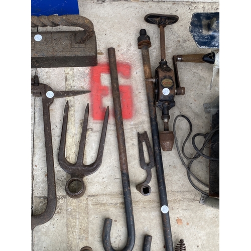1544 - AN ASSORTMENT OF VINTAGE TOOLS TO INCLUDE BRACE DRILLS, A FLAT IRON AND A FORK HEAD ETC