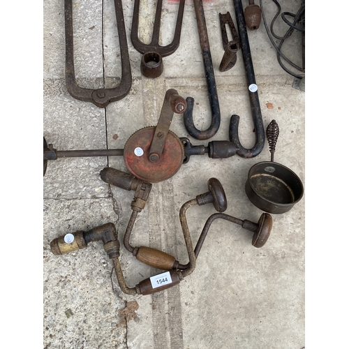 1544 - AN ASSORTMENT OF VINTAGE TOOLS TO INCLUDE BRACE DRILLS, A FLAT IRON AND A FORK HEAD ETC