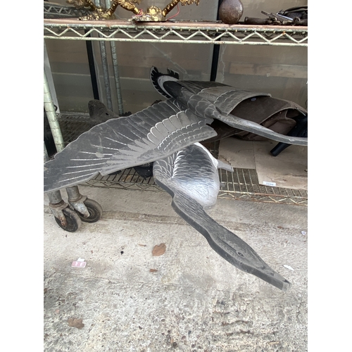 1559 - AN ASSORTMENT OF PLASTIC AND FOAM GOOSE AND CROW DECOYS