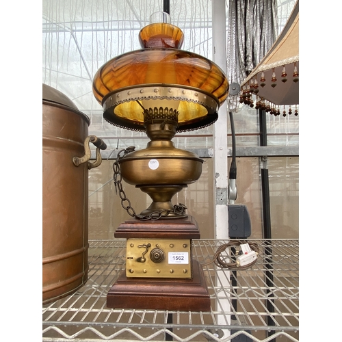 1562 - A DECORATIVE BRASS EFFECT AND WOODEN TABLE LAMP WITH GLASS SHADE (H:64CM)
