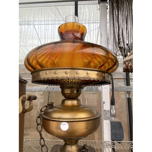 1562 - A DECORATIVE BRASS EFFECT AND WOODEN TABLE LAMP WITH GLASS SHADE (H:64CM)