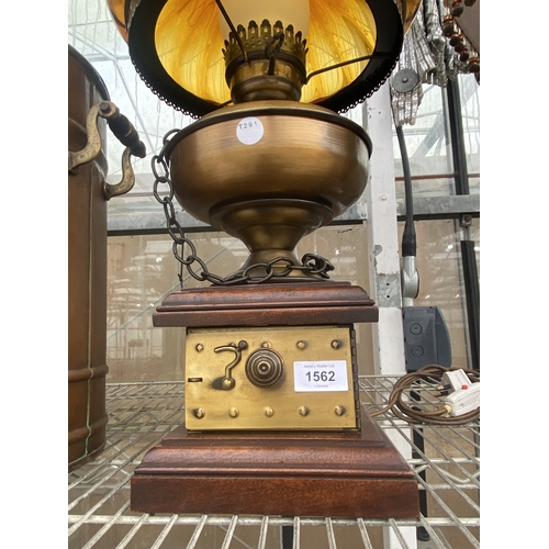 1562 - A DECORATIVE BRASS EFFECT AND WOODEN TABLE LAMP WITH GLASS SHADE (H:64CM)