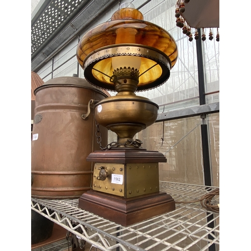 1562 - A DECORATIVE BRASS EFFECT AND WOODEN TABLE LAMP WITH GLASS SHADE (H:64CM)