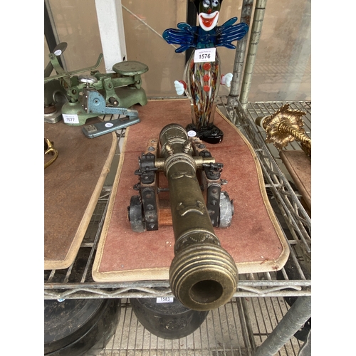 1575 - A MODEL OF A CANON WITH WOODEN BASE