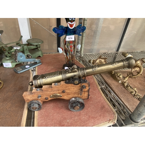 1575 - A MODEL OF A CANON WITH WOODEN BASE
