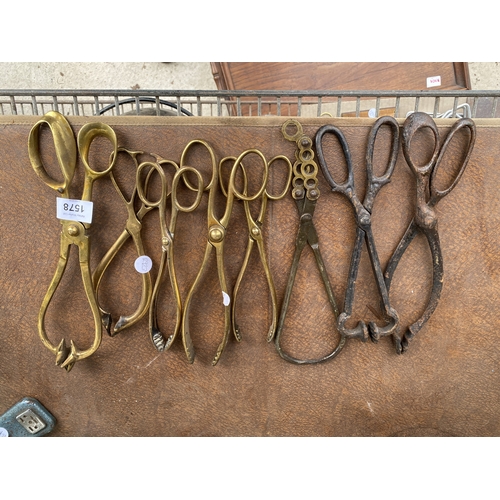1578 - AN ASSORTMENT OF BRASS AND METAL TONGS