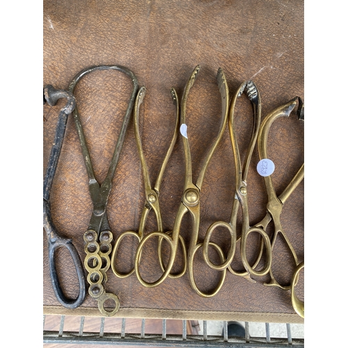 1578 - AN ASSORTMENT OF BRASS AND METAL TONGS