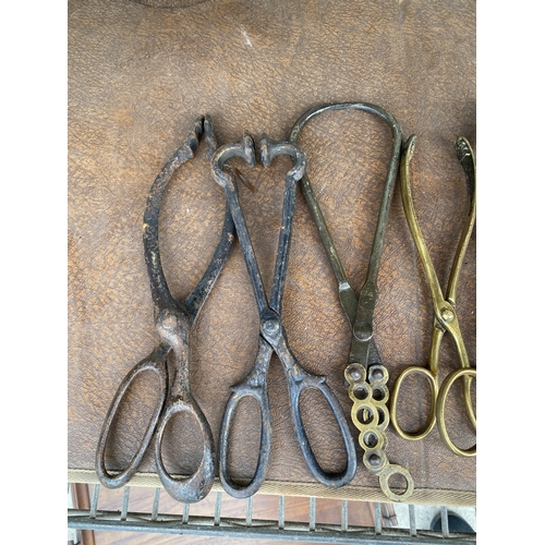 1578 - AN ASSORTMENT OF BRASS AND METAL TONGS