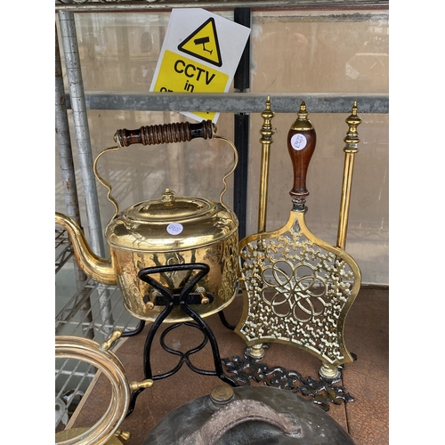 1580 - AN ASSORTMENT OF ITEMS TO INCLUDE A BRASS KETTLE WITH TRIVET, A COPPER HOT WATER BOTTLE AND A FURTHE... 