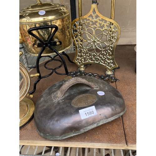 1580 - AN ASSORTMENT OF ITEMS TO INCLUDE A BRASS KETTLE WITH TRIVET, A COPPER HOT WATER BOTTLE AND A FURTHE... 